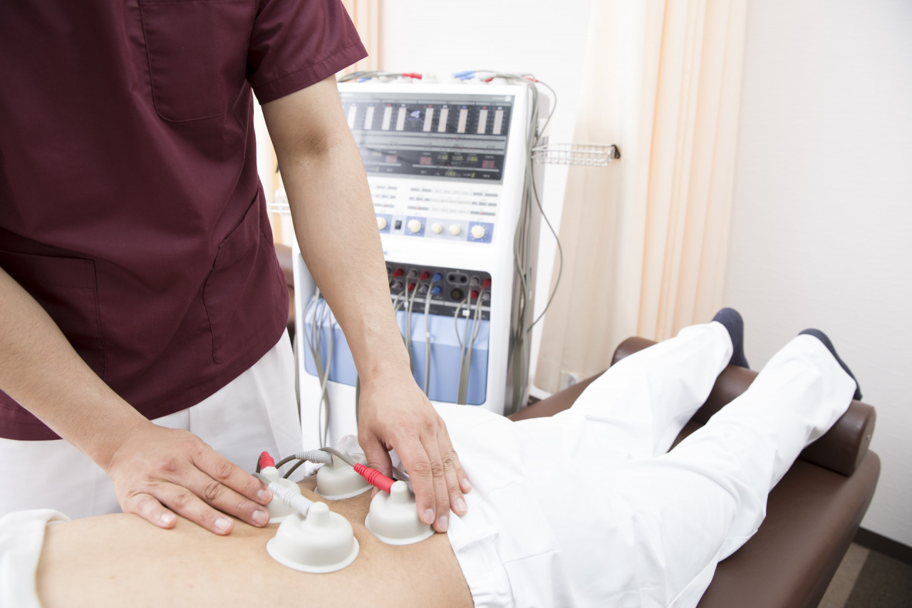 背中の施術をする男性